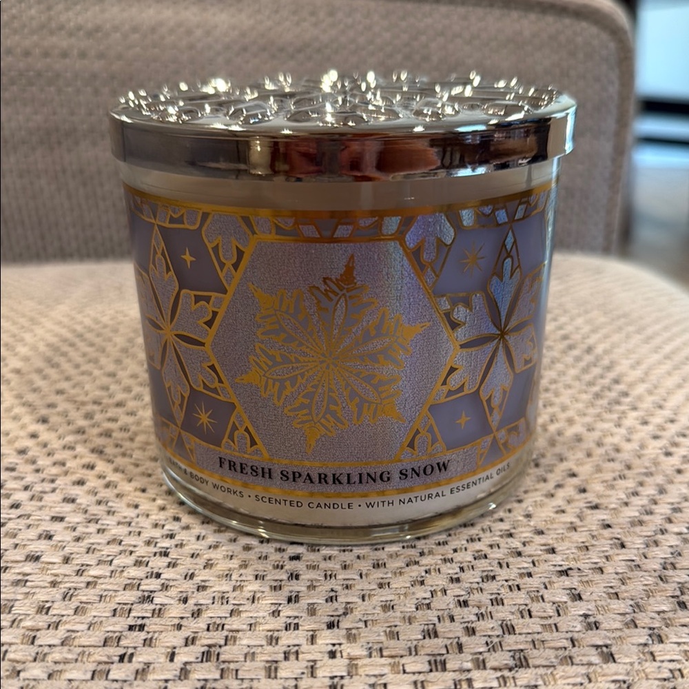Bath & Body Works Fresh Sparkling Snow Candle with Gold and Silver Design